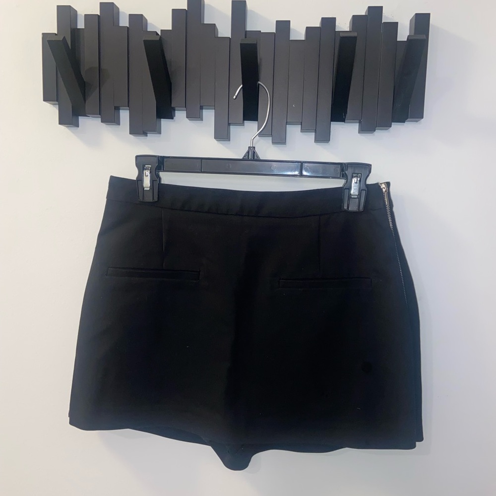 Black mid rise mini skort size M from Zara